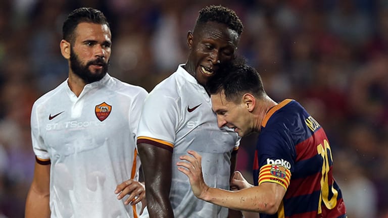 Barca-Star Lionel Messi (re.) lässt sich gegen Roma-Verteidiger Mapou Yanga-Mbiwa zu einer Kopfnuss hinreißen.