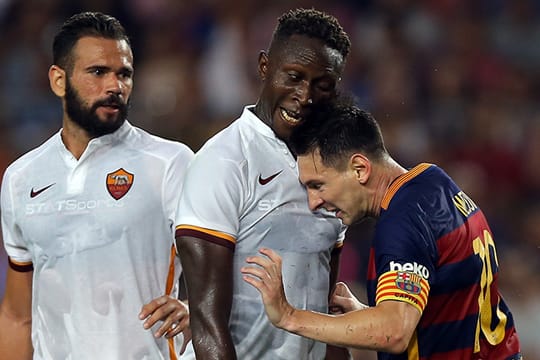 Barca-Star Lionel Messi (re.) lässt sich gegen Roma-Verteidiger Mapou Yanga-Mbiwa zu einer Kopfnuss hinreißen.