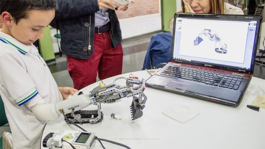 Sensoren ermöglichen es dem achtjährigen Dario, seinen neuen "Lego-Arm" zu steuern. Sensoren ermöglichen es dem achtjährigen Dario, seinen neuen "Lego-Arm" zu steuern.