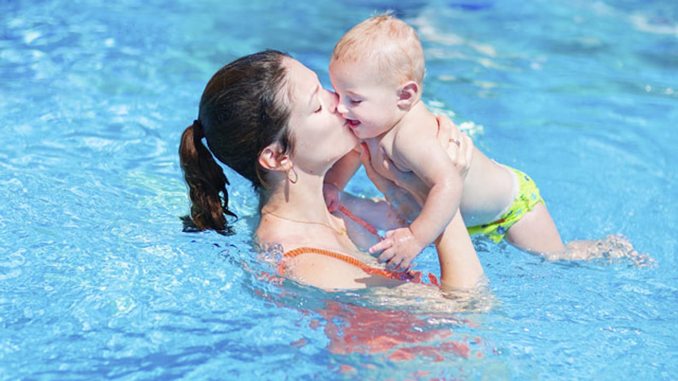 Badespaß für Mutter und Kind: Die meisten Babys fühlen sich in warmem Wasser wohl.