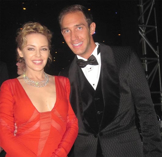 Wer reich werden will, braucht reiche Eltern? Weit gefehlt: Self-made-Mann Remus stammt aus einem ganz normalen Elternhaus, die Mutter arbeitet laut "Bild" als Schuhverkäuferin. Doch die solide Erziehung ist wichtig, denn: "Ich weiß mich zu benehmen", sagt Marcel Remus. Er ist überzeugt: "Jeder kann erfolgreich werden!" Hier strahlt er mit Sängerin Kylie Minogue um die Wette.