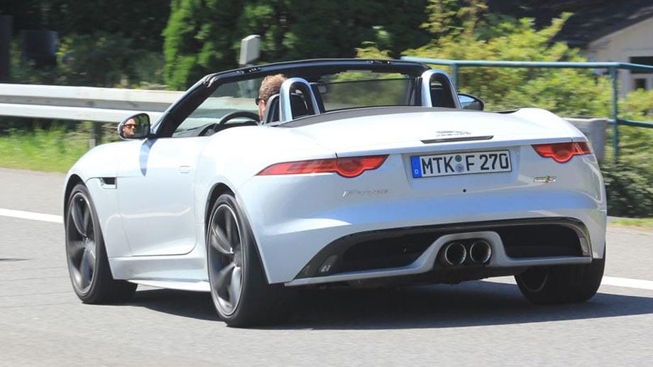 Das Cabrio von Jaguar ist bis zu 275 km/h schnell. In 5,1 Sekunden erreicht der Sportwagen Tempo 100.