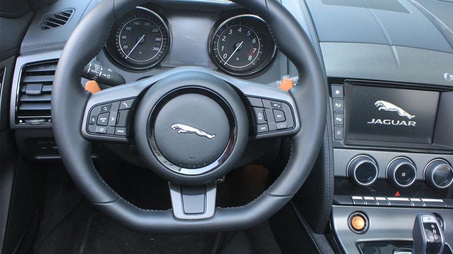 Das Cockpit des Jaguar F Type S AWD Cabrio.
