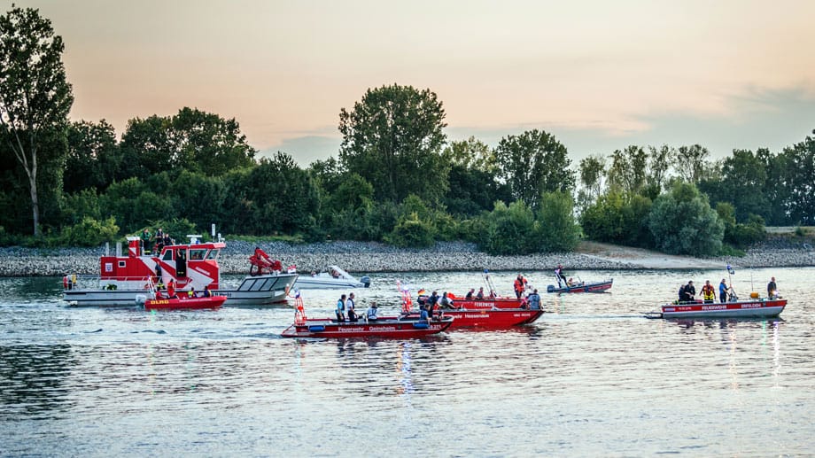 Suche nach zwei verunglückten Urlaubern im Rhein bei Biebesheim in Hessen.