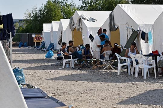 In Dresden sind im Zeltlager an der Bremer Straße 900 Flüchtlinge untergebracht.