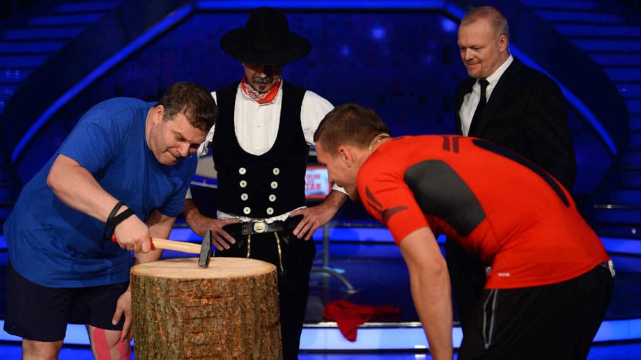 Beim Nagelspiel gewann Elton und Podolski hatte das Nachsehen.