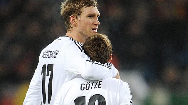 Per Mertesacker nimmt Mario Götze nach der öffentlichen Kritik in Schutz. Per Mertesacker nimmt Mario Götze nach der öffentlichen Kritik in Schutz.