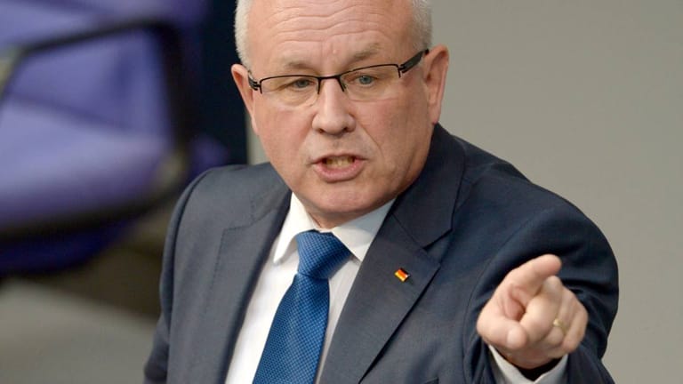 CDU/CSU-Fraktionschef Volker Kauder droht Griechenland-Abweichlern in den eigenen Reihen unverhohlen.