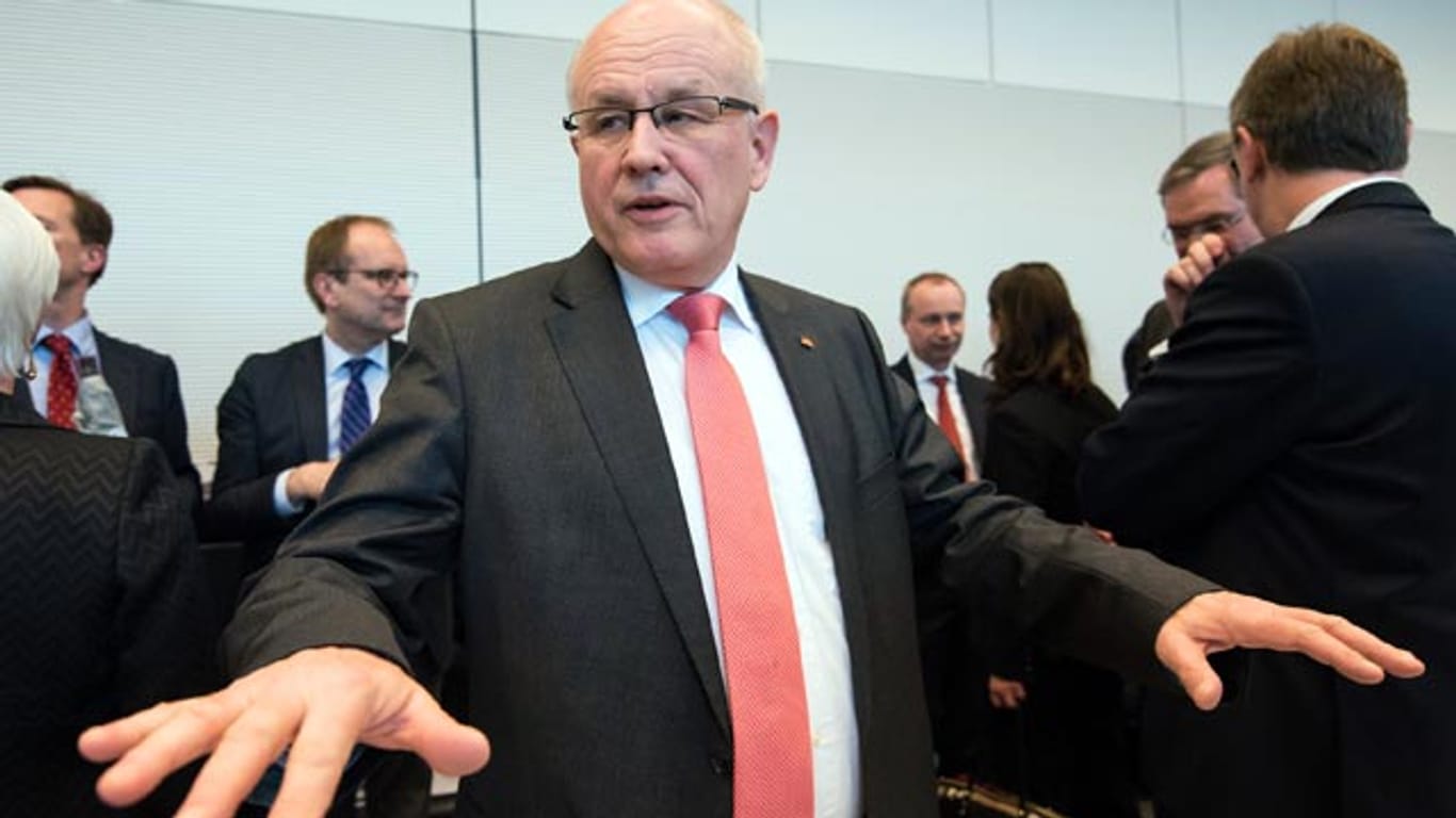 Unionsfraktionschef Volker Kauder steht seit seinen jüngsten Aussagen über Bundestagsabweichler in der Kritik.