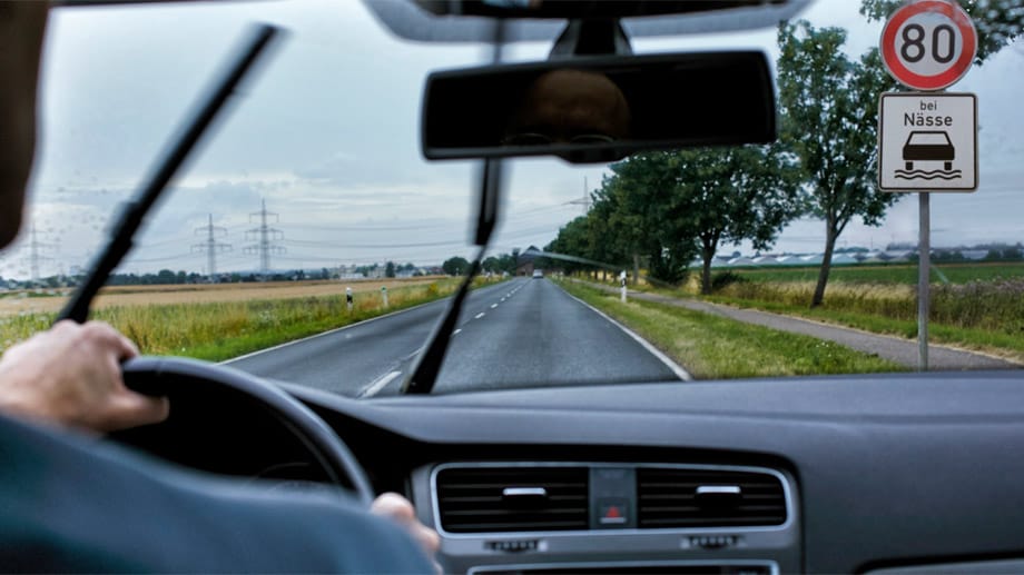 Ist dieses Straße nun nass oder nur feucht?