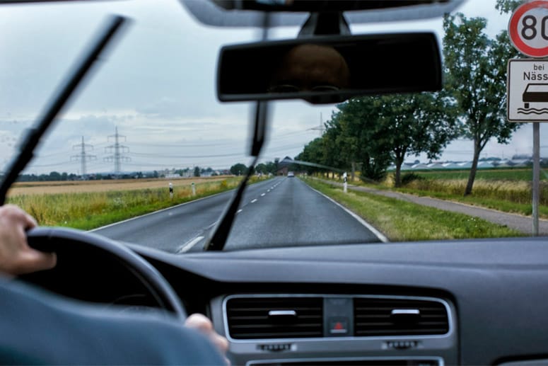 Ist dieses Straße nun nass oder nur feucht?