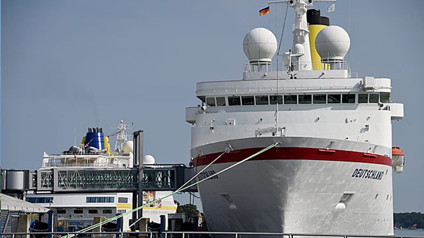 Das ehemalige ZDF-Traumschiff "MS Deutschland" liegt aktuell am Ostseekai in Kiel (Schleswig-Holstein).