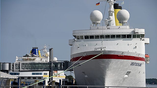 Das ehemalige ZDF-Traumschiff "MS Deutschland" liegt aktuell am Ostseekai in Kiel (Schleswig-Holstein).