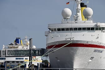 Das ehemalige ZDF-Traumschiff "MS Deutschland" liegt aktuell am Ostseekai in Kiel (Schleswig-Holstein).