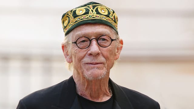 Schauspieler John Hurt leidet an Bauchspeicheldrüsenkrebs, hofft jedoch auf Genesung und blickt optimistisch in die Zukunft.