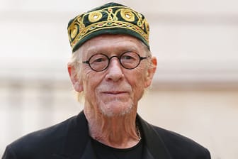 Schauspieler John Hurt leidet an Bauchspeicheldrüsenkrebs, hofft jedoch auf Genesung und blickt optimistisch in die Zukunft.