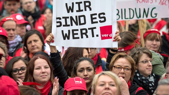 Erzieherinnen bei einer Verdi-Kundgebung: Die Beschäftigten im Sozial- und Erziehungsdienst in Kindertagesstätten und sozialen Einrichtungen in Hamburg sind zum Streik aufgerufen.