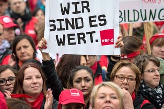 Erzieherinnen bei einer Verdi-Kundgebung: Die Beschäftigten im Sozial- und Erziehungsdienst in Kindertagesstätten und sozialen Einrichtungen in Hamburg sind zum Streik aufgerufen.