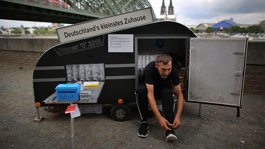 Der Kölner Maik Stolze vor seinem Mini-Eigenheim.