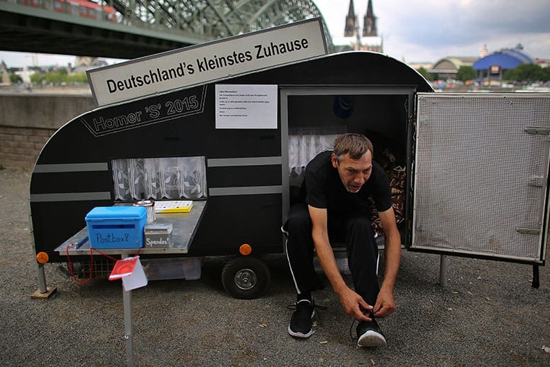 Der Kölner Maik Stolze vor seinem Mini-Eigenheim.