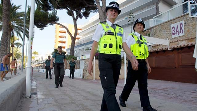 Die britischen Officers Anderson und Williams patrtoullieren in Magaluf mit der spanischen Guardia Civil.