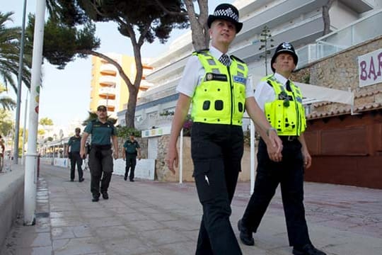 Die britischen Officers Anderson und Williams patrtoullieren in Magaluf mit der spanischen Guardia Civil.