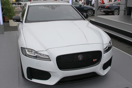 Jaguar XF: Erste Sitzprobe am Stand.