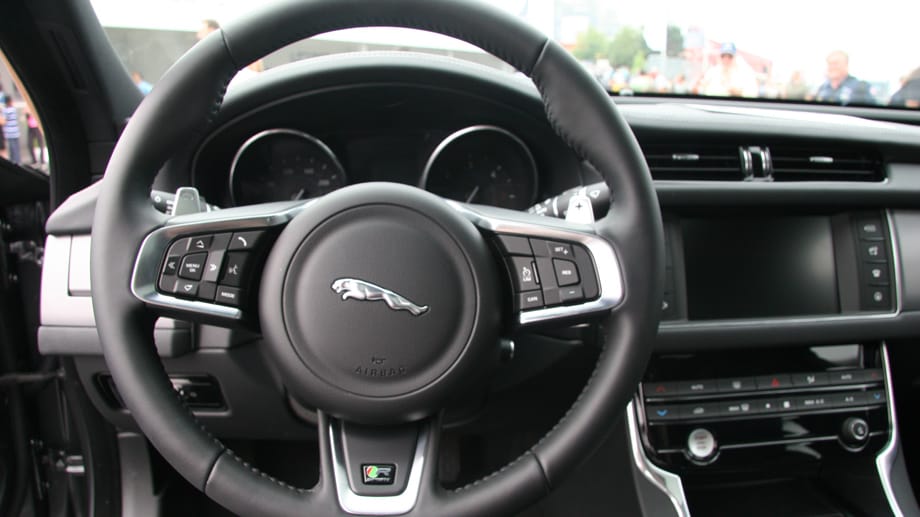Jaguar XF: Das Standard-Cockpit bietet analoge Instrumente.