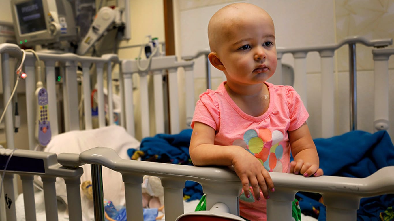 Fruchtbarkeit trotz Krebs erhalten: Die zweijährige Talia Pisano aus den USA hat Krebs und muss bestrahlt werden. Mit einem neuen Verfahren wollen Ärzte ihr die Chance geben, später trotzdem Kinder zu bekommen.