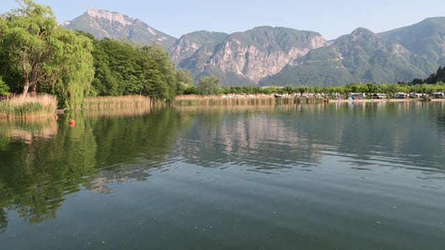 Der Lago di Levico ist deutlich kleiner als der Gardasee. Mit tollem Bergpanorama wartet aber auch er auf.