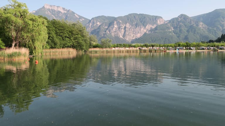 Der Lago di Levico ist deutlich kleiner als der Gardasee. Mit tollem Bergpanorama wartet aber auch er auf.