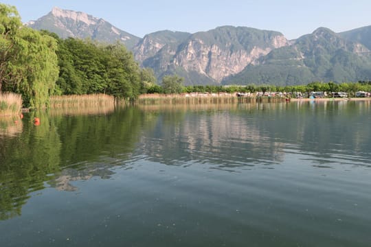 Der Lago di Levico ist deutlich kleiner als der Gardasee. Mit tollem Bergpanorama wartet aber auch er auf.