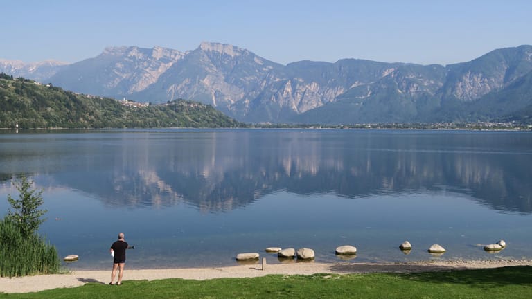 Direkt neben dem Lago di Levico liegt der deutlich größere Lago di Caldonazzo. Die Ausmaße des Gardasees erreicht aber auch er bei Weitem nicht.