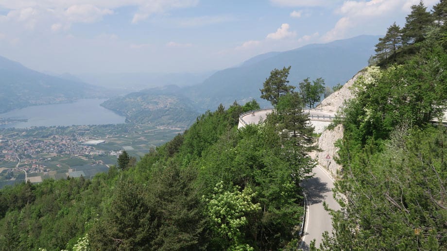 Die Serpentinen der Kaiserjägerstraße sind ein Erlebnis, vor allem für Motorradfahrer. Von ihr hat man einen tollen Blick auf den Lago di Caldonazzo.