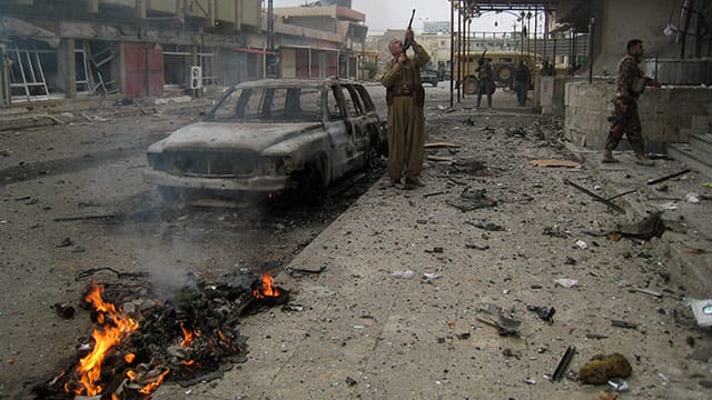 Kurdische Peschmerga liefern sich in der ölreichen Stadt Kirkuk im Nordirak ein Feuergefecht mit IS-Milizen.