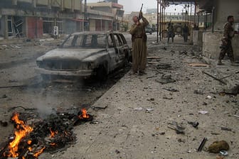 Kurdische Peschmerga liefern sich in der ölreichen Stadt Kirkuk im Nordirak ein Feuergefecht mit IS-Milizen.