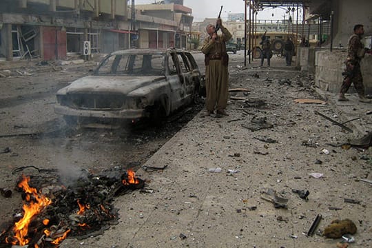 Kurdische Peschmerga liefern sich in der ölreichen Stadt Kirkuk im Nordirak ein Feuergefecht mit IS-Milizen.