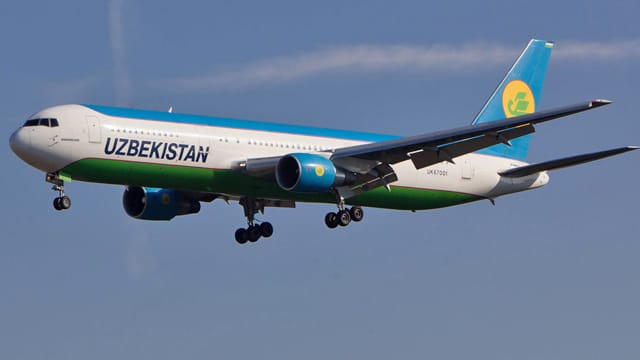 Ein Flugzeug von Uzbekistan Airways.