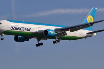 Ein Flugzeug von Uzbekistan Airways.