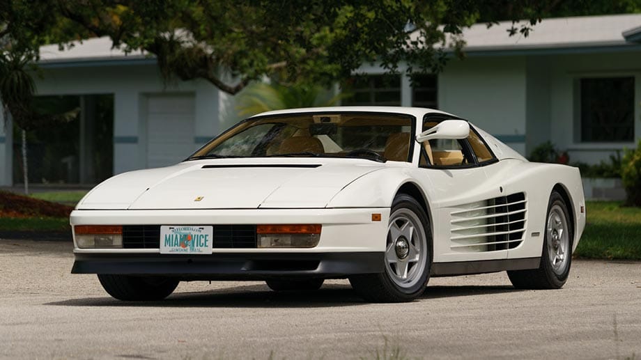 Ein Ferrari Testarossa wie kein anderer: Dieses weiße Exemplar von 1986 diente Sonny Crockett und Ricardo Tubbs in der Kultserie "Miami Vice" als Dienstwagen.