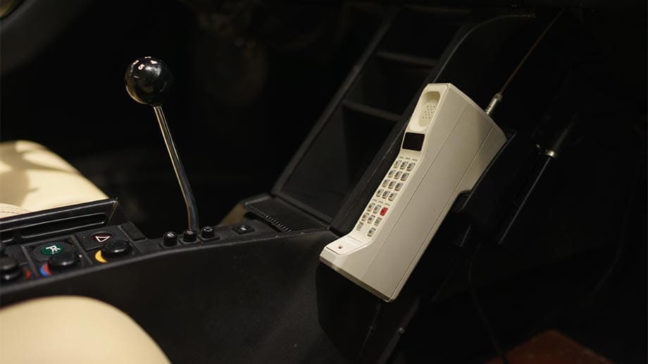Ein interessantes Detail in dem Kult-Auto ist ein klobiges Autotelefon rechts am Kardantunnel.