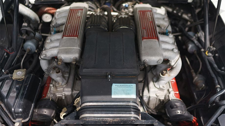 Der Zwölfzylinder-Motor des Testarossa bringt es auf 396 PS.