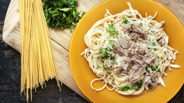 Spaghetti mit Thunfischsoße sind eine gelungene Abwechslung zu Bolognese & Co..