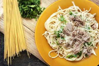 Spaghetti mit Thunfischsoße sind eine gelungene Abwechslung zu Bolognese & Co..