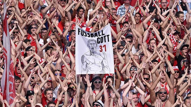 Bastian Schweinsteiger wird von den Bayern-Fans weiterhin verehrt. Bastian Schweinsteiger wird von den Bayern-Fans weiterhin verehrt.