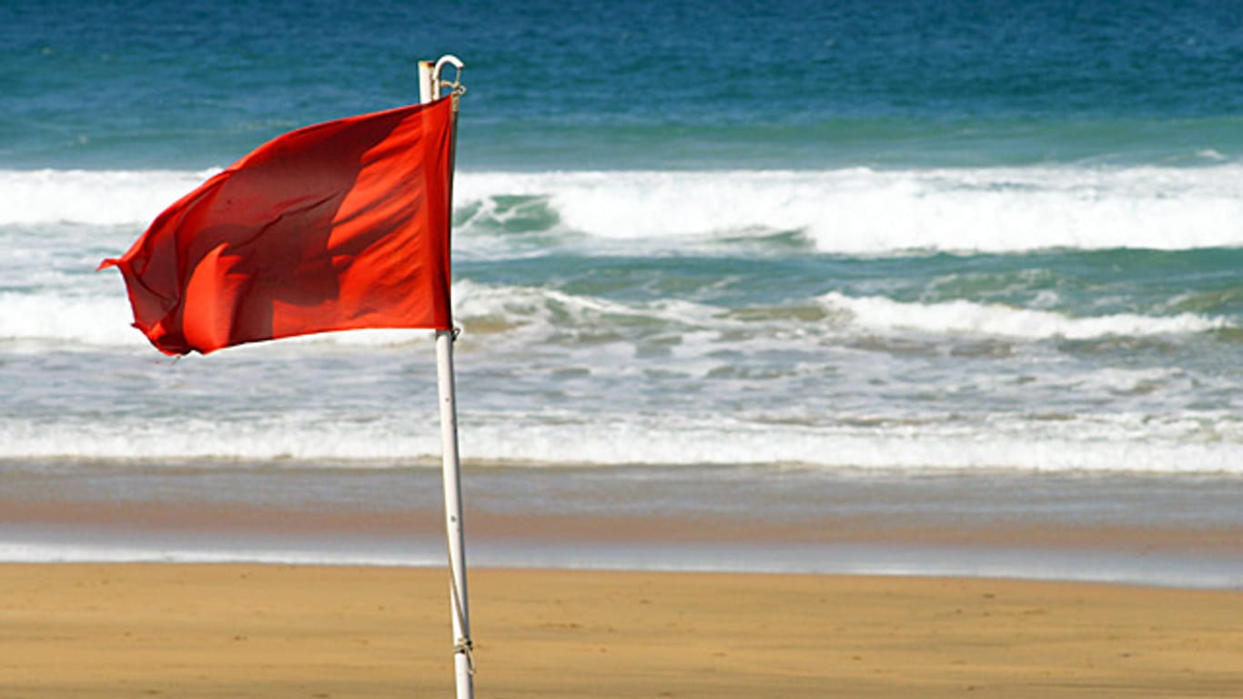 Eine rote Flagge ist ein Symbol für Badeverbot.