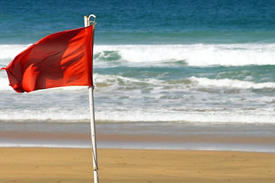 Eine rote Flagge ist ein Symbol für Badeverbot.