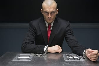 Auch wenn Hitman (Rupert Friend) gefesselt ist, sollte sich sein Gegenüber nicht allzu sicher fühlen.