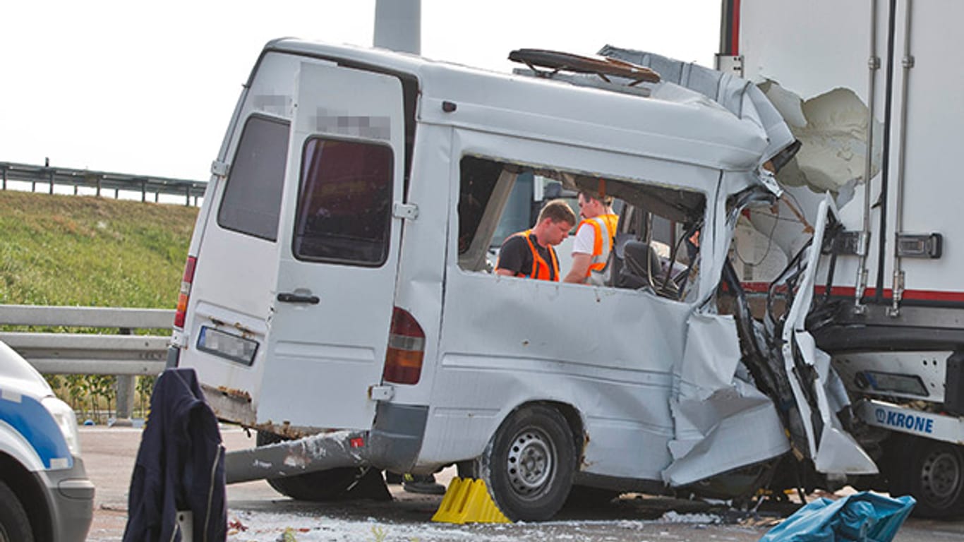 In diesem Transporter starben sechs Menschen, zwei wurden schwer verletzt.