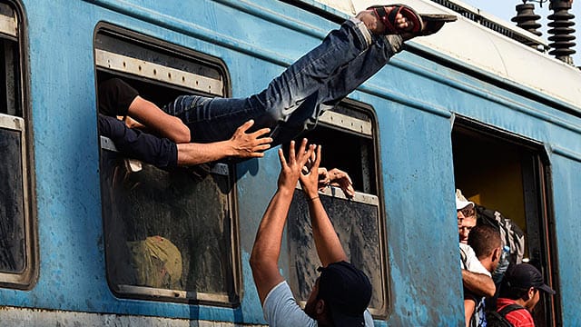 Flüchtlinge stürmen in Mazedonien einen Zug nach Serbien.